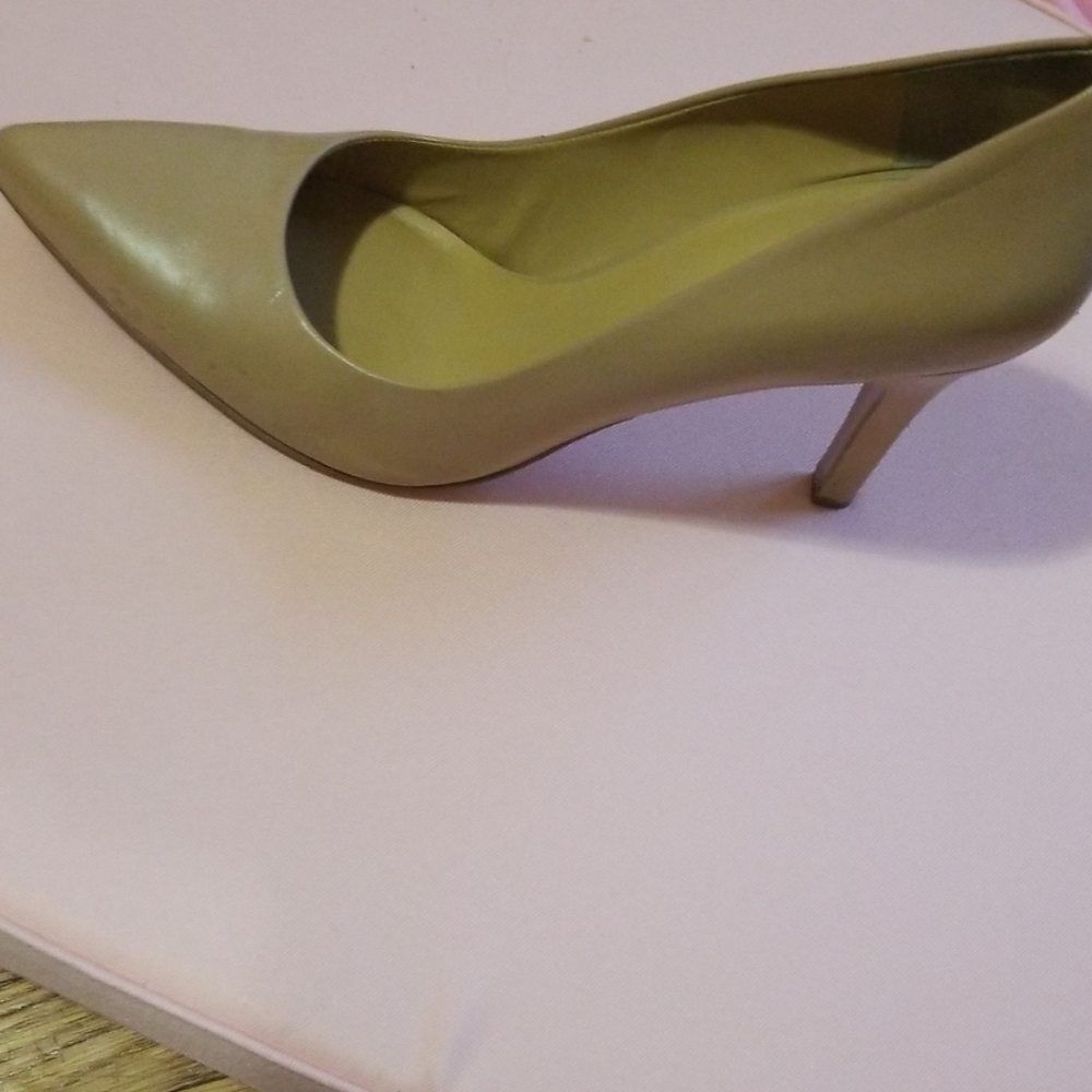 Nine West beige heels size 9